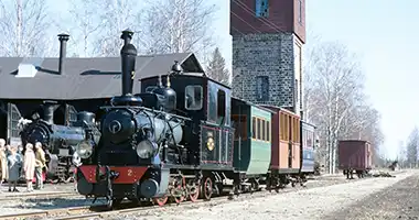 Välkommen till Jädraås och besök museijärnvägen och ta tåget som går på den smalspåriga rälsen genom Gästriklands skoga
