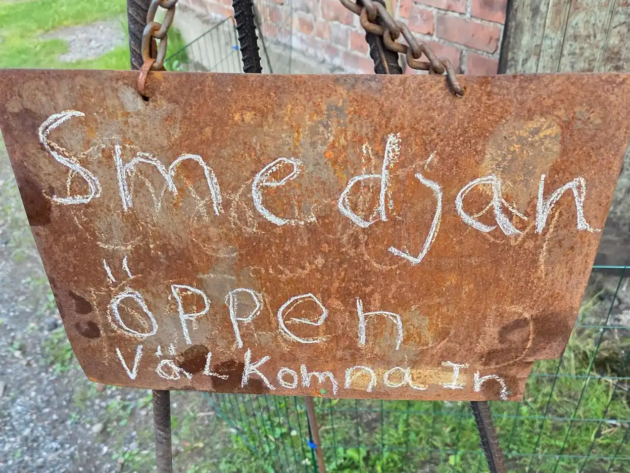 Smedjan är öppen, välkommen in till Jädraås Smedja